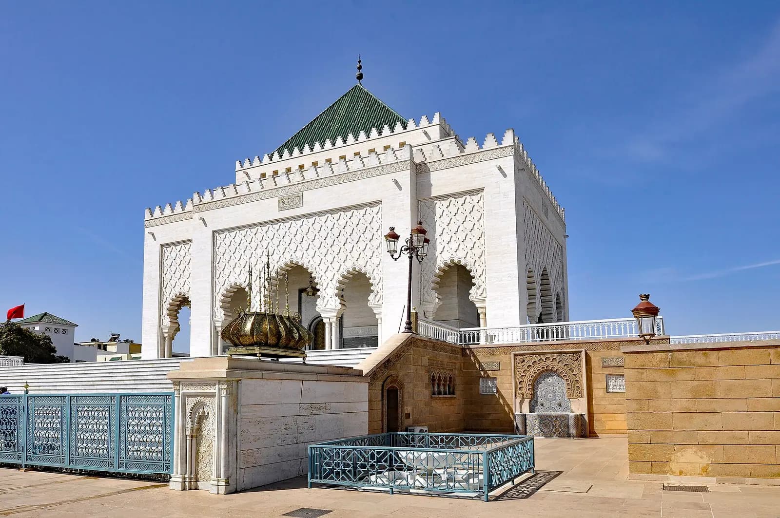 Rabat'taki V. Muhammed Türbesi'nin yeşil kiremitli çatısı ve beyaz mermer cephesi