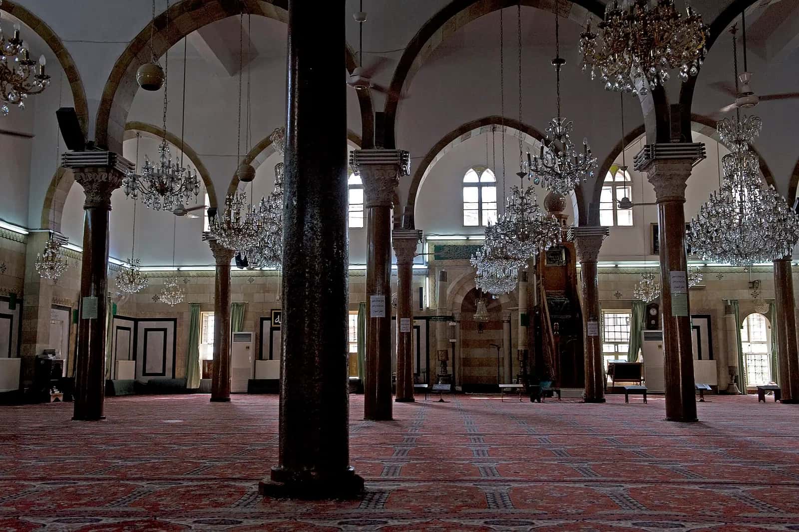 Şeyh Muhyiddin Camii'nin avizeli, sütunlu ve kemerli harimi