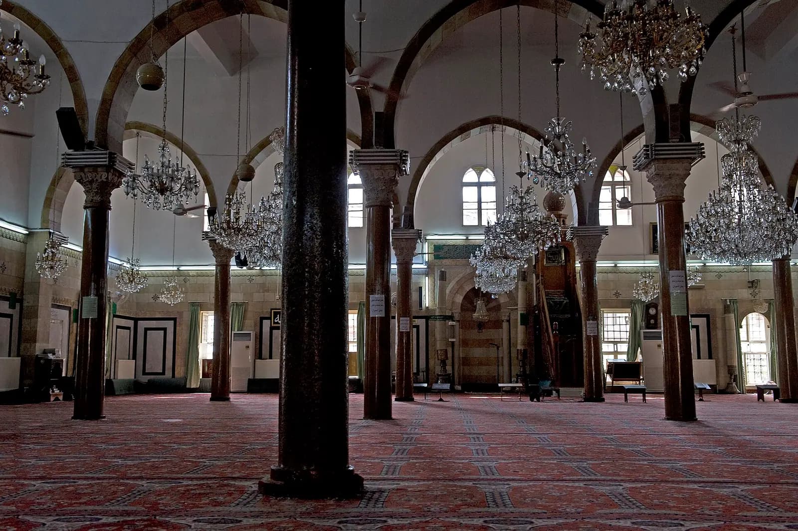 Şeyh Muhyiddin Camii'nin avizeli, sütunlu ve kemerli harimi