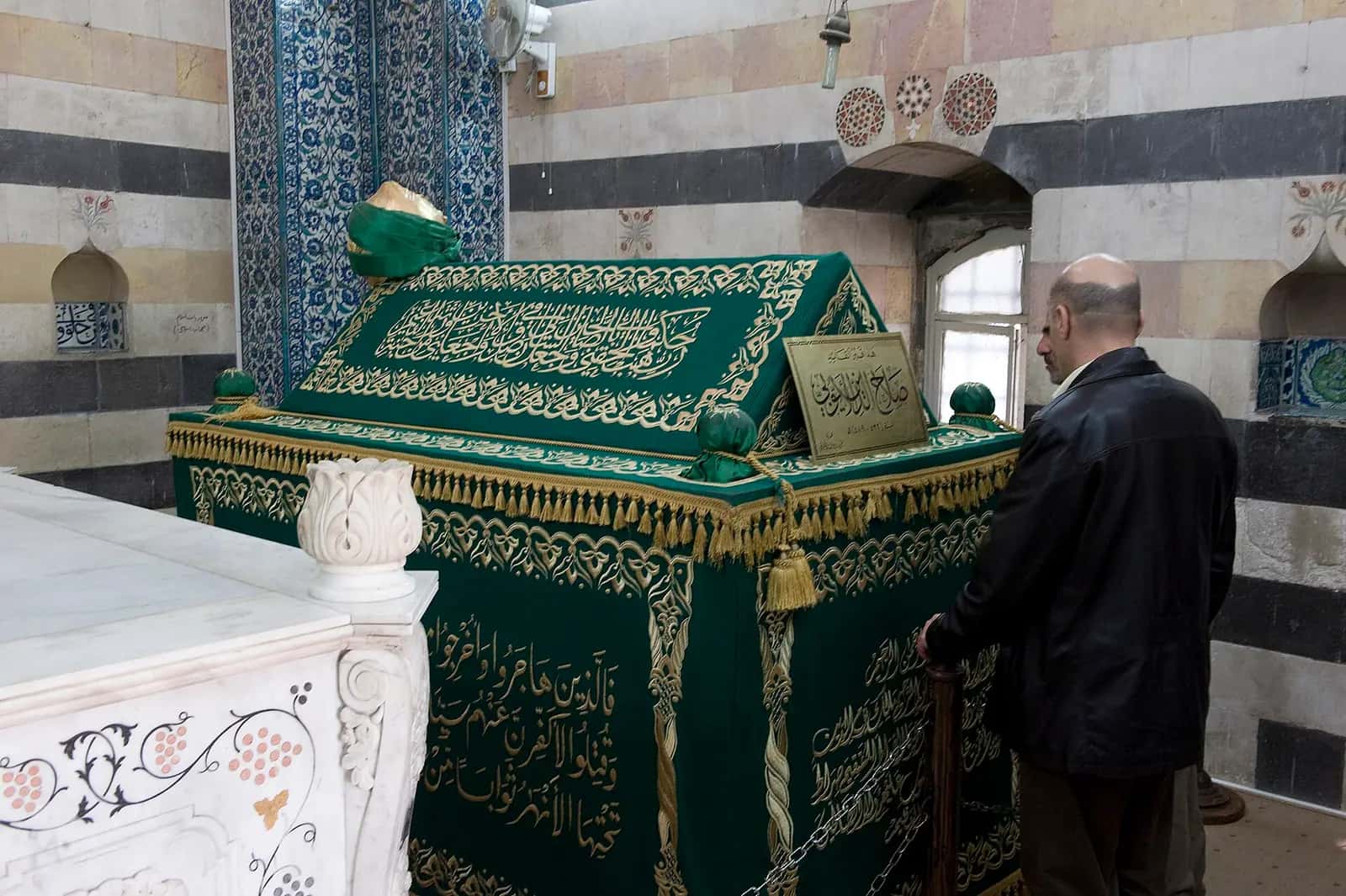 Selâhaddîn-i Eyyûbî Türbesi'nde yeşil örtülü sanduka ve çinili duvarlar