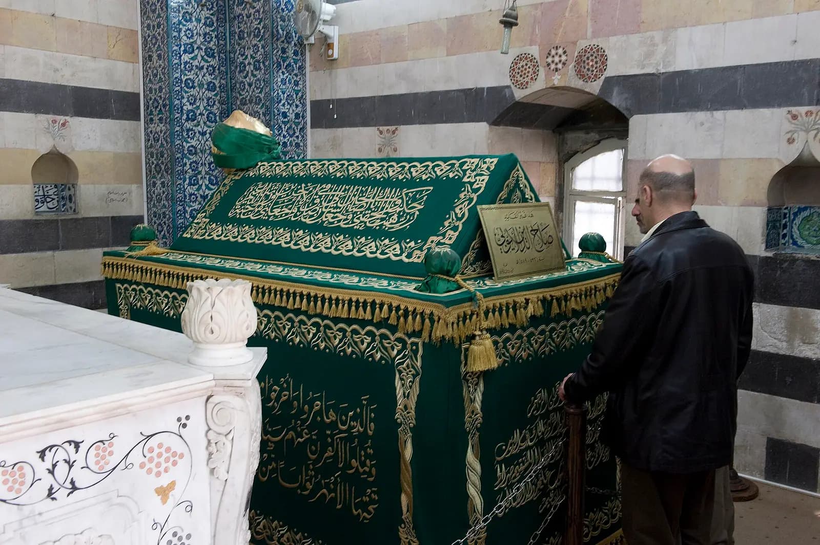 Selâhaddîn-i Eyyûbî Türbesi'nde yeşil örtülü sanduka ve çinili duvarlar