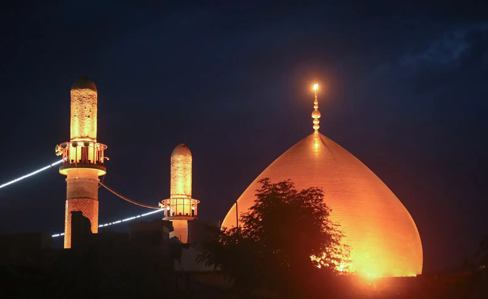 Sâmerrâ'daki Askerî Türbesi'nin gece görünümü.