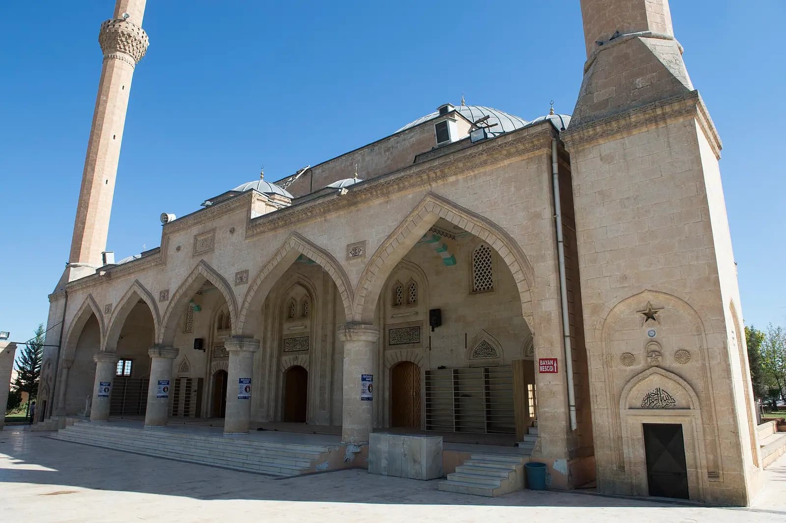 Hz. Eyyüb Peygamber Makamı'ndaki caminin iki minareli taş cephesi