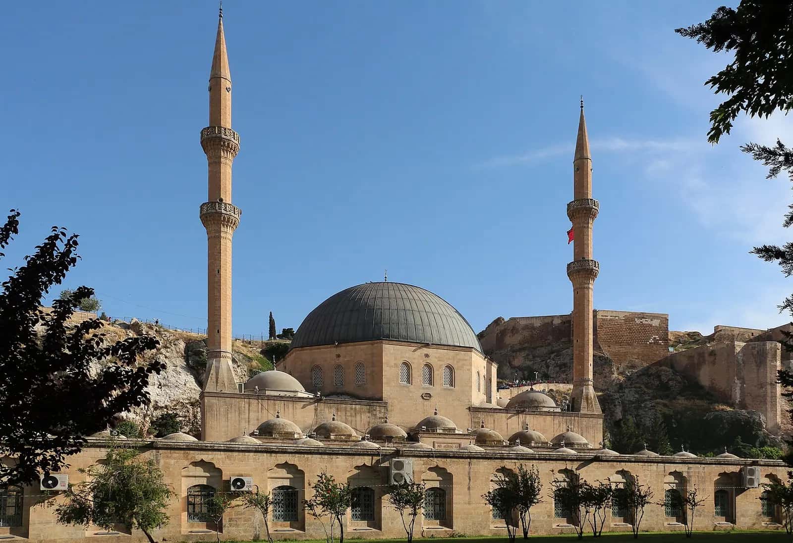 Mevlid-i Halil Camii'nin kurşun kaplı kubbesi ve iki ince minaresi, arkada kale kayalığı