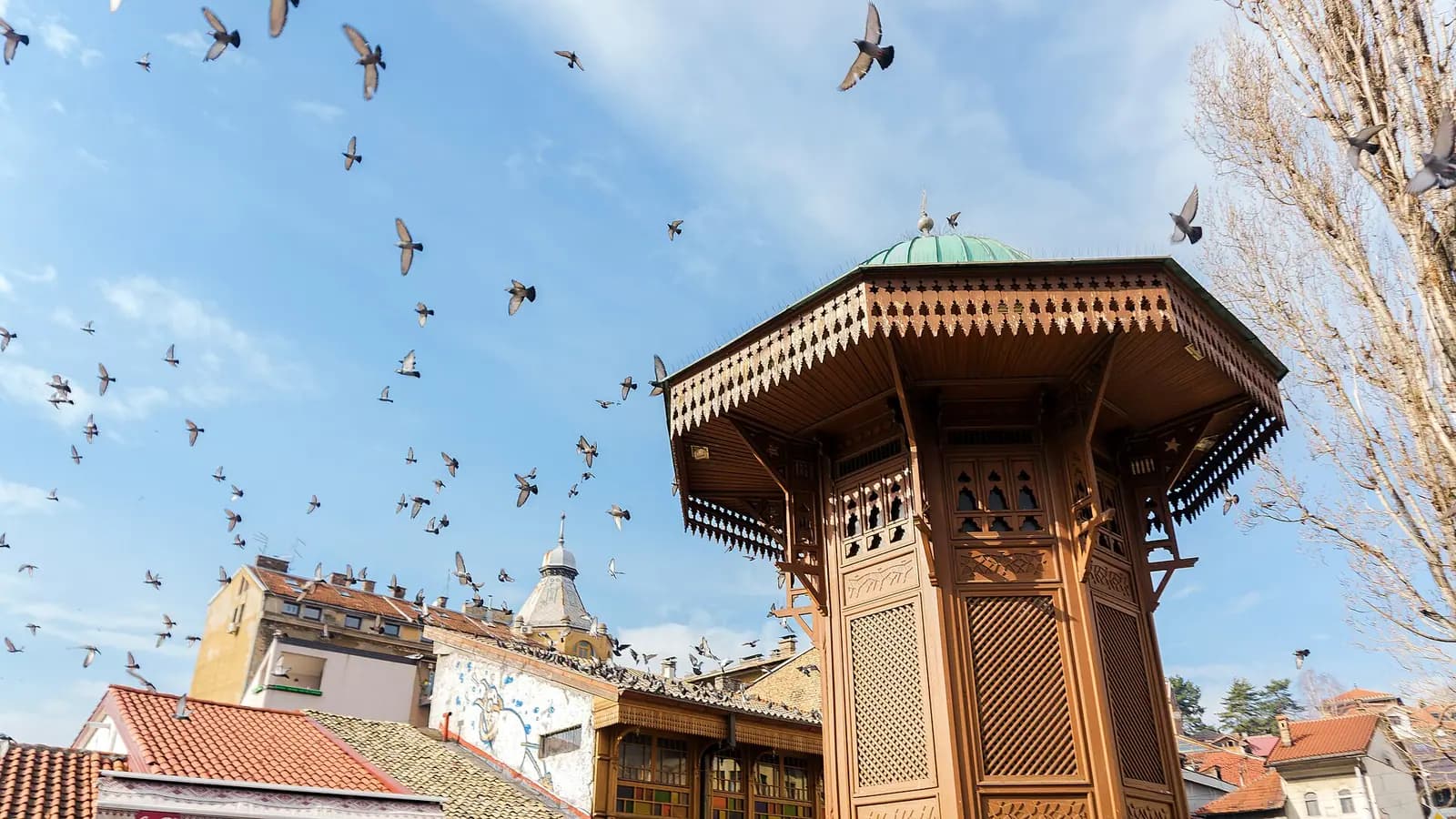 Başçarşı meydanındaki ahşap Sebil çeşmesi ve üzerinde uçan güvercinler