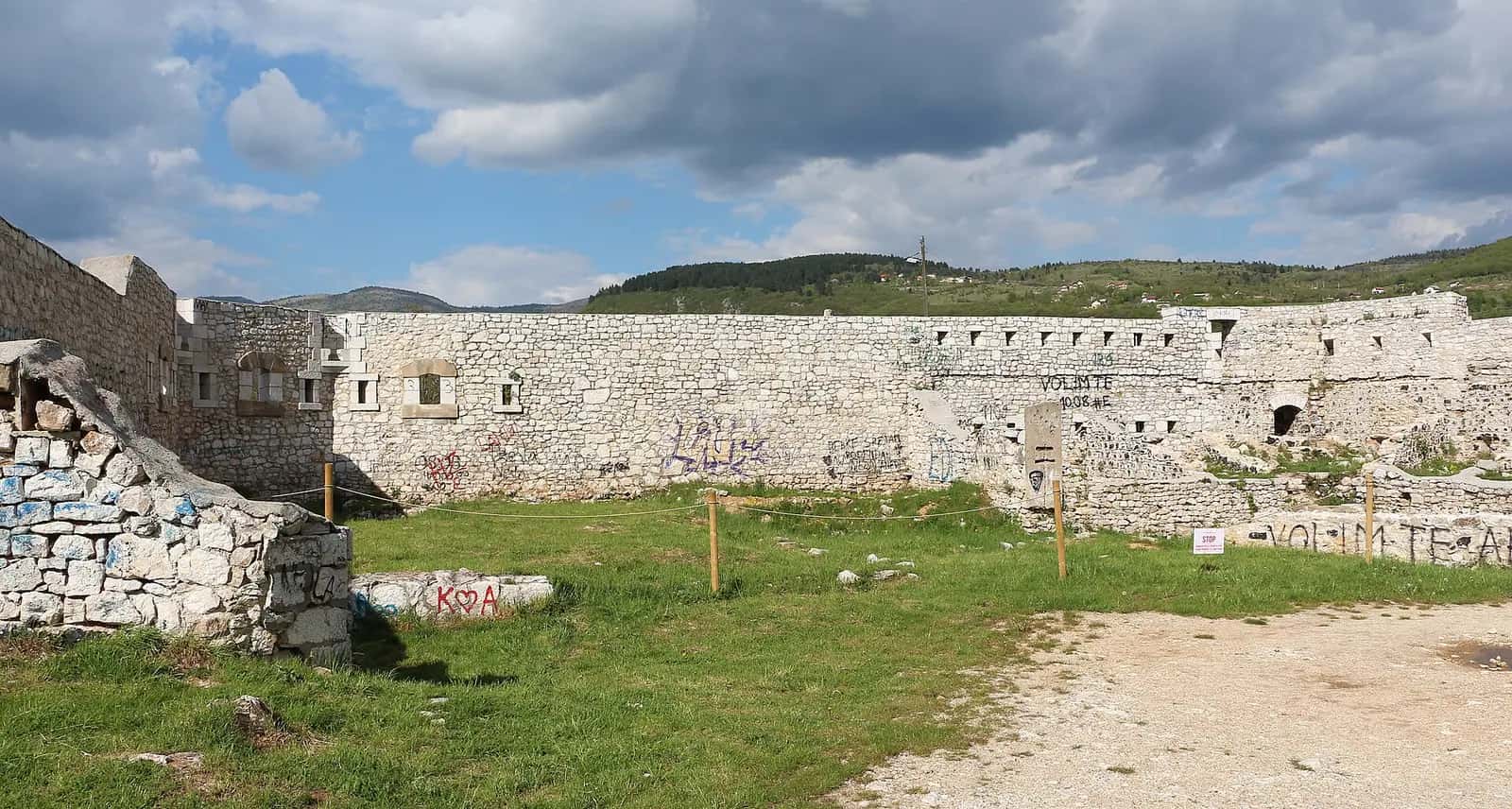 Beyaz Tabya'nın taş surları ve çimenli iç avlusu