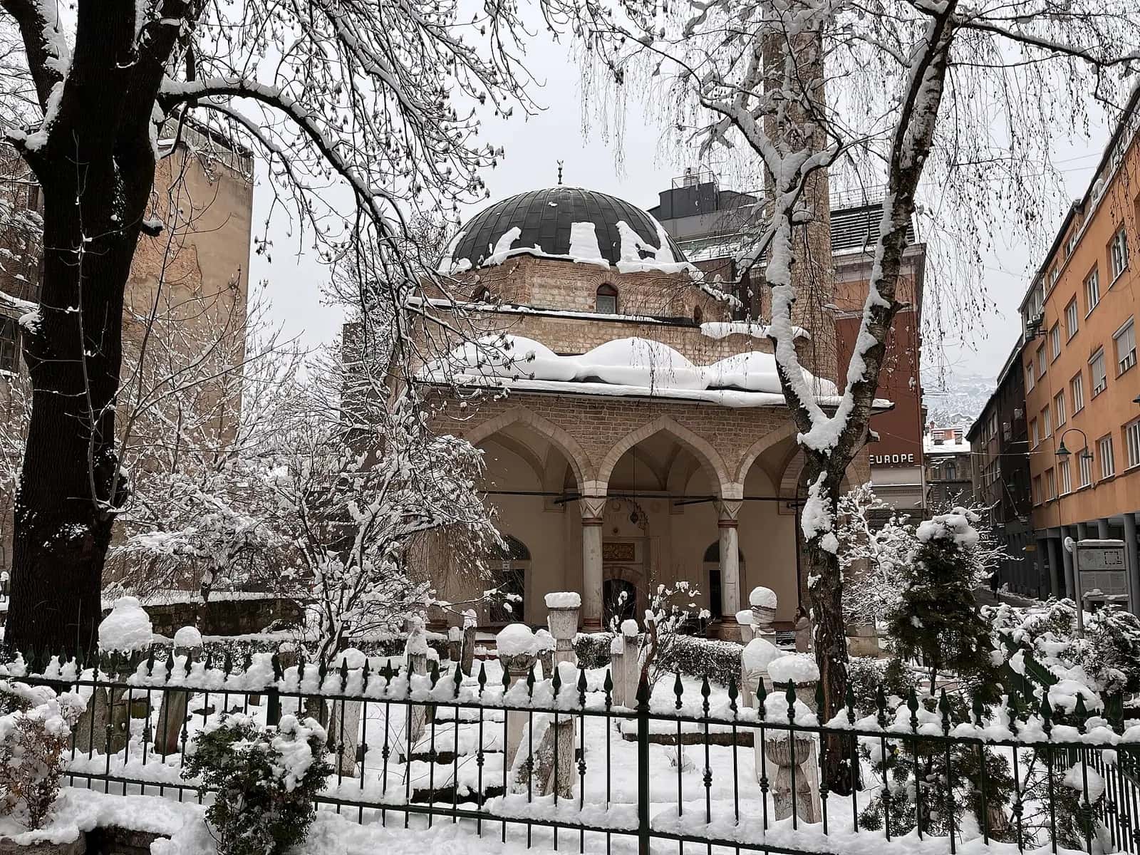 Karla kaplı avlusuyla Ferhadiye Camii'nin revaklı son cemaat yeri ve kubbesi