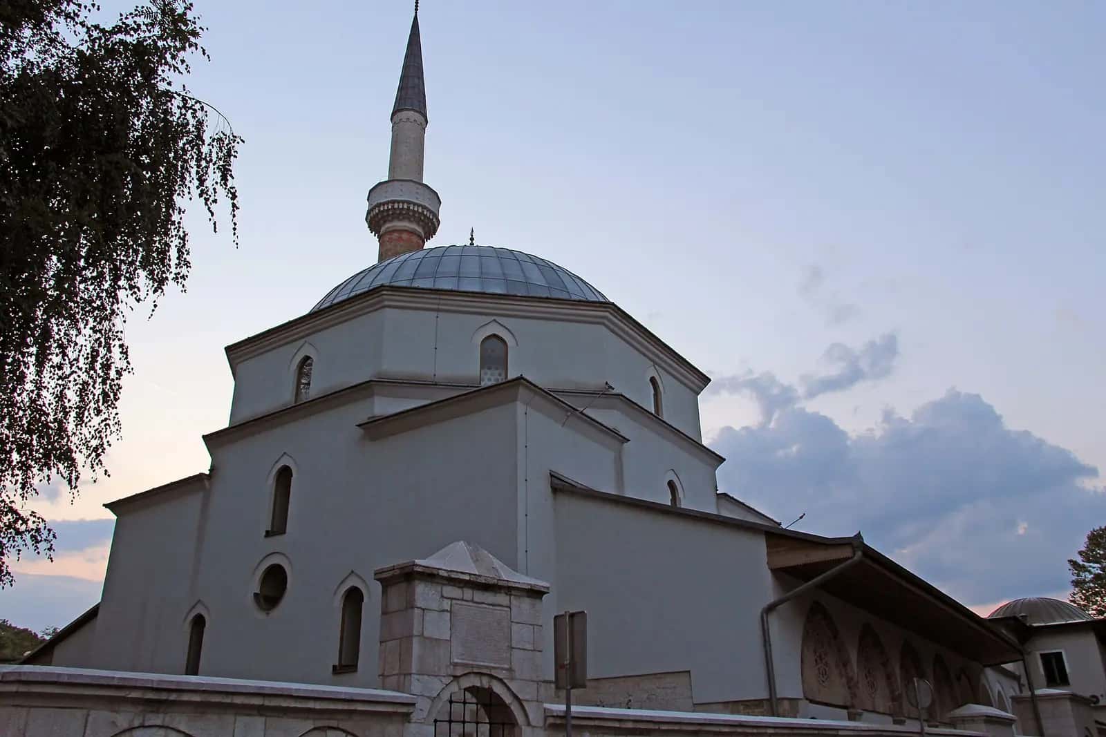 Hünkâr Camii'nin kurşun kaplı kubbesi, minaresi ve yan kanatları