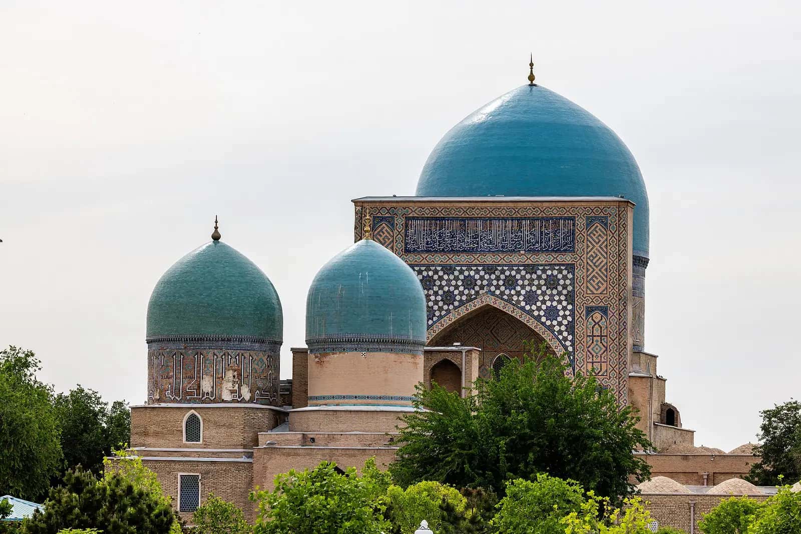 Kök Gümbez Camii'nin mavi çinili büyük kubbesi ve taç kapısı