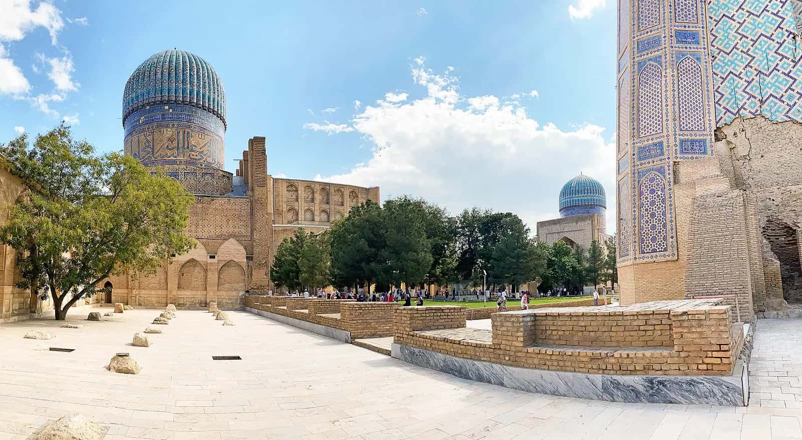 Bibi Hanım Camii'nin avlusu, yüksek eyvanları ve mavi çinili kubbeleri