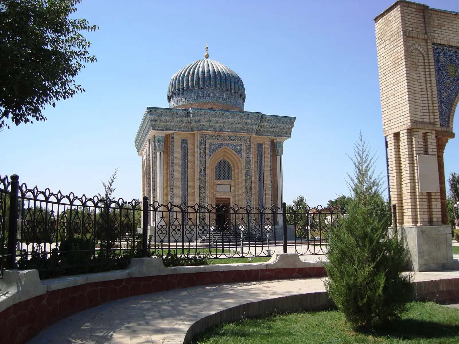İmam Mâtürîdî Türbesi'nin mavi yivli kubbesi ve bahçesi