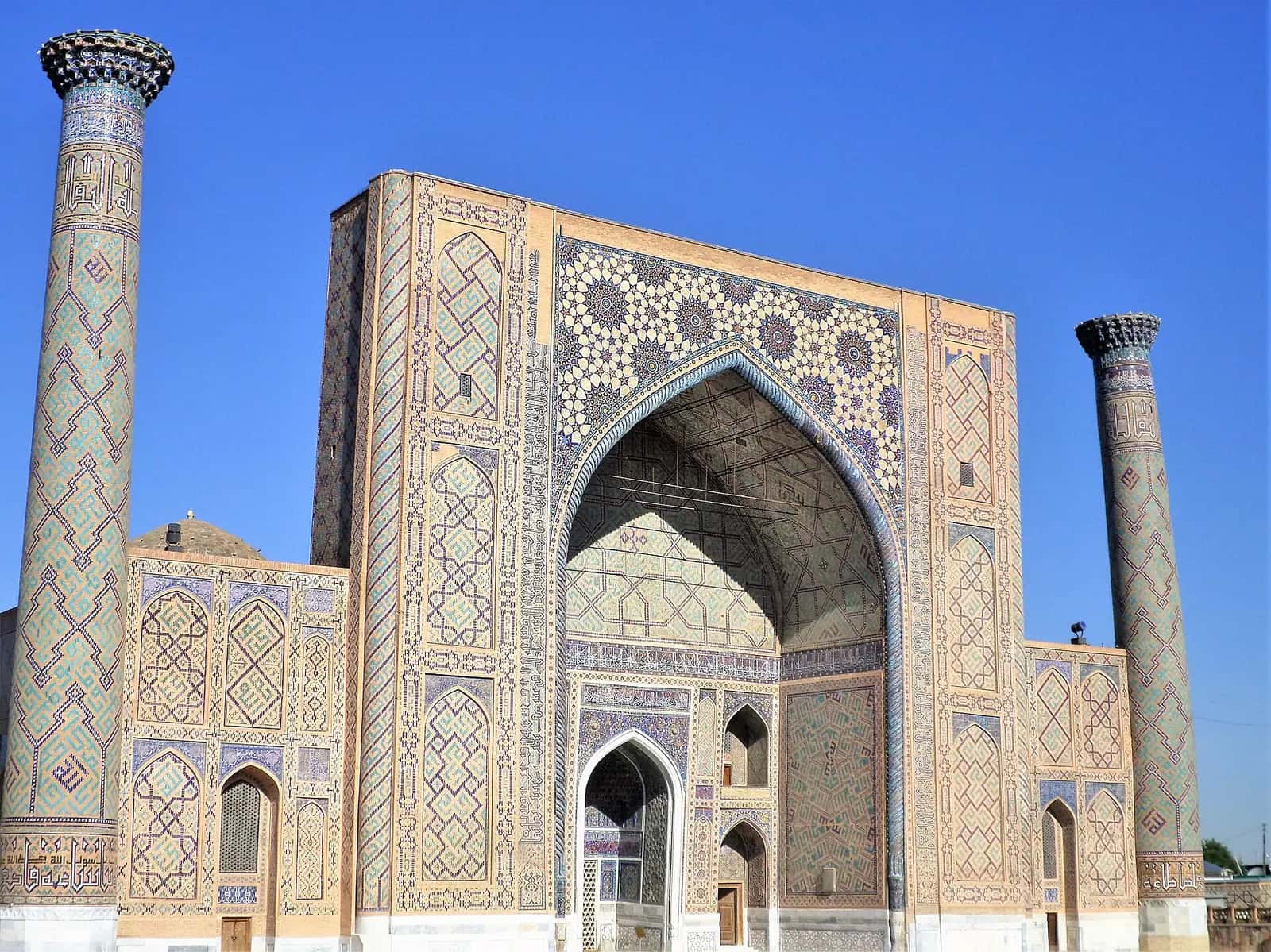 Uluğ Bey Medresesi'nin anıtsal taç kapısı ve iki yanındaki minareler