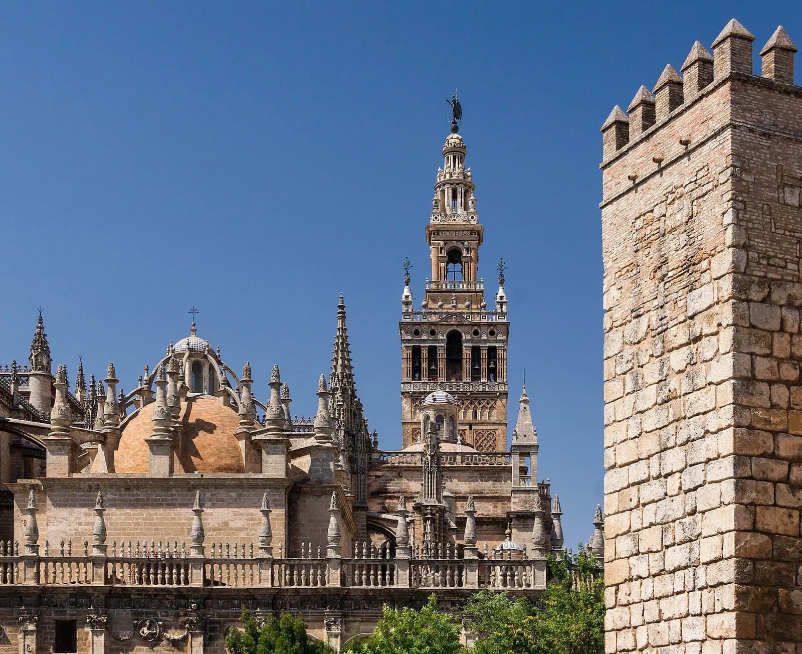 Sevilla Katedrali'nin yanında yükselen Giralda kulesi