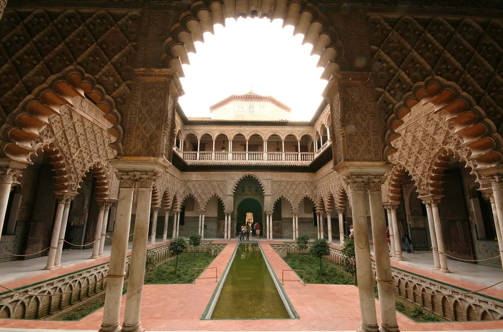 Sevilla Alcázarı'ndaki Kızlar Avlusu ve ortasındaki uzun havuz