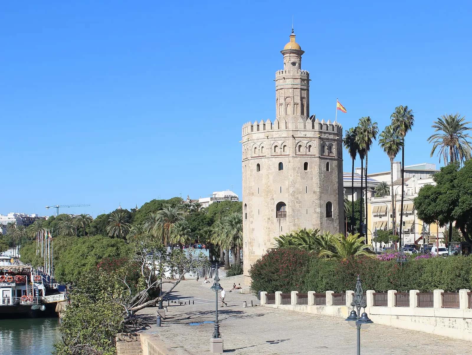 Guadalquivir kıyısındaki on iki köşeli Torre del Oro