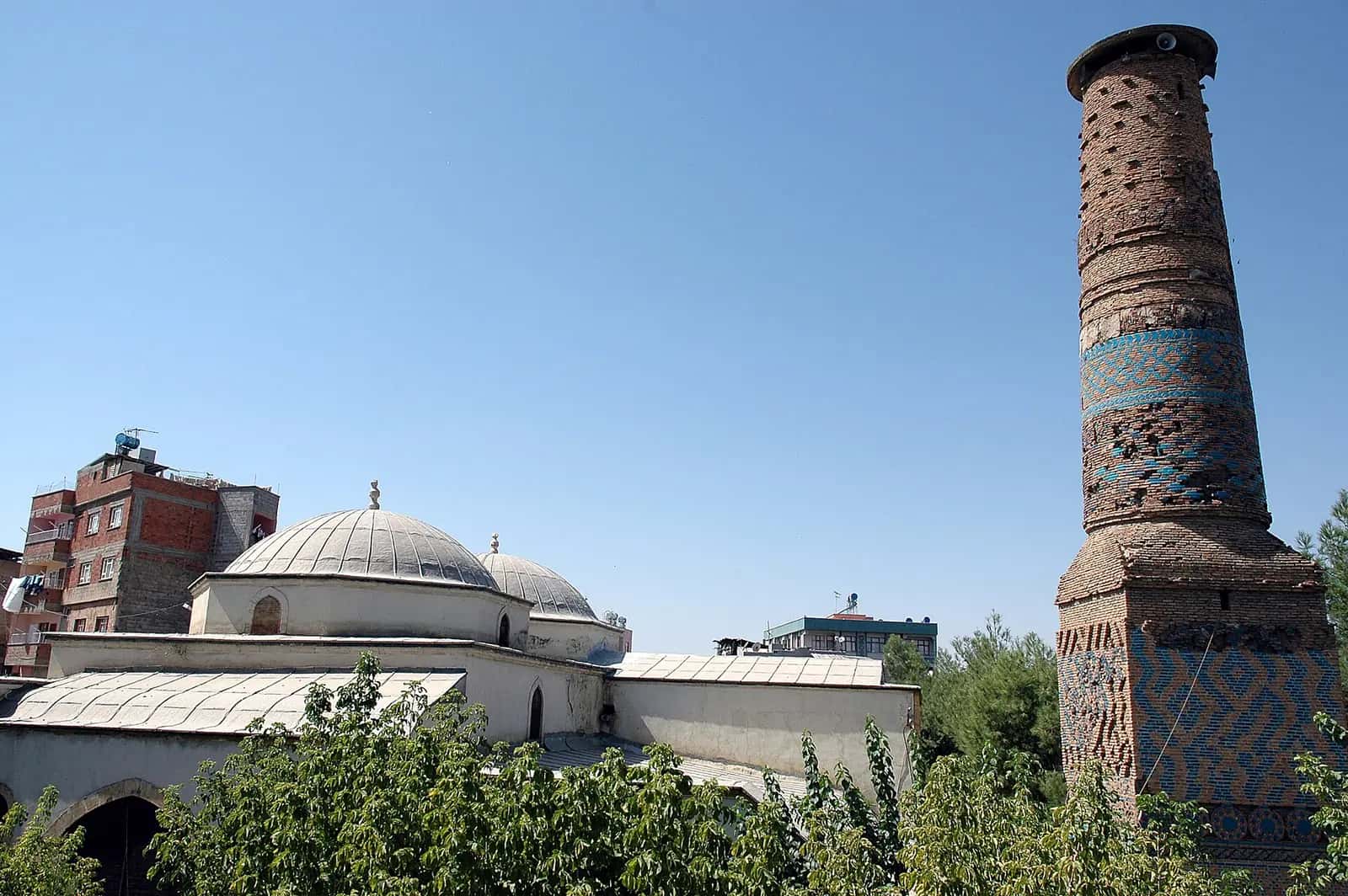 Siirt Ulu Camii'nin kubbeleri ve sırlı tuğla süslemeli silindirik minaresi