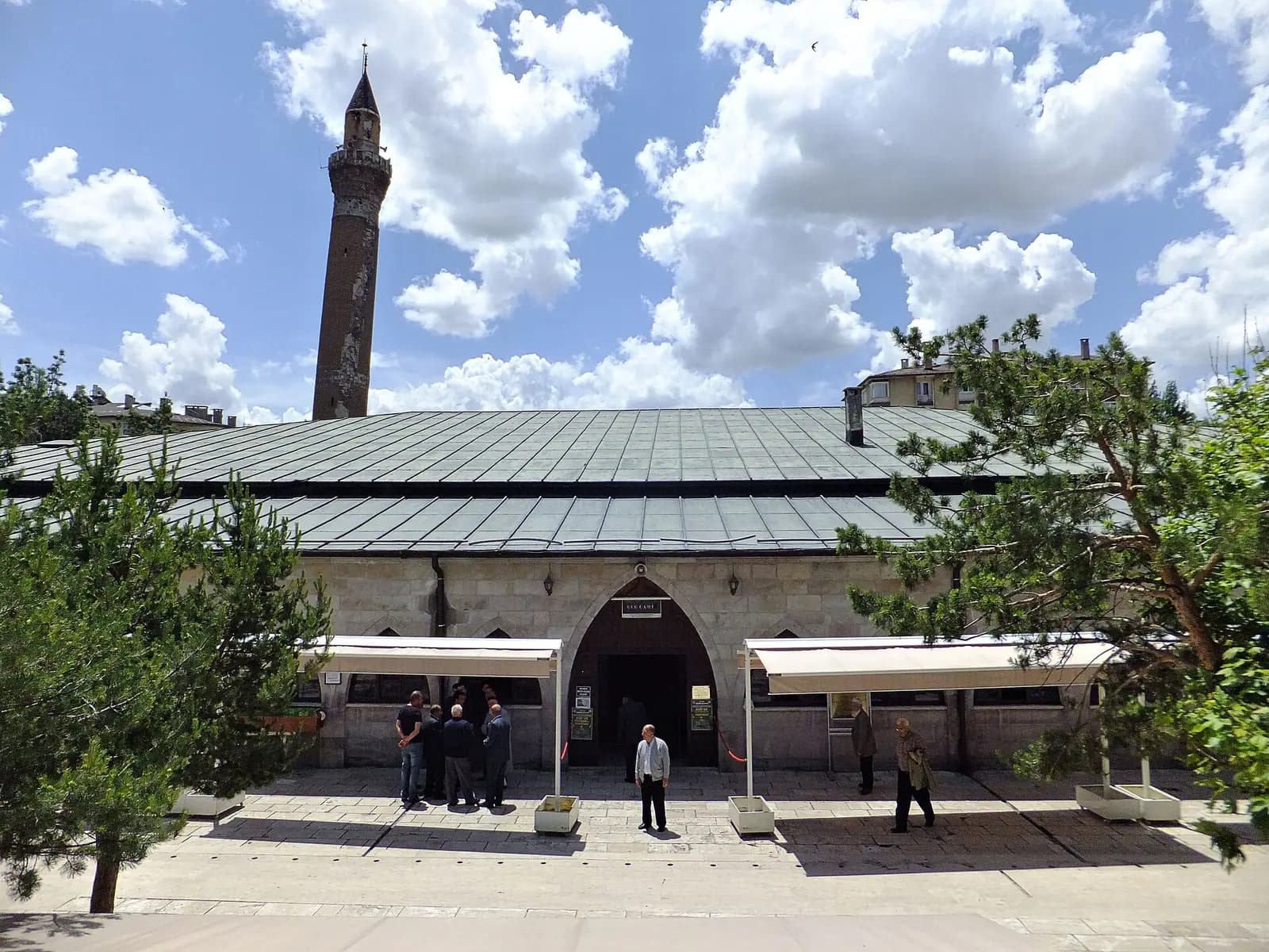 Sivas Ulu Camii'nin alçak, geniş gövdesi ve tuğla minaresi