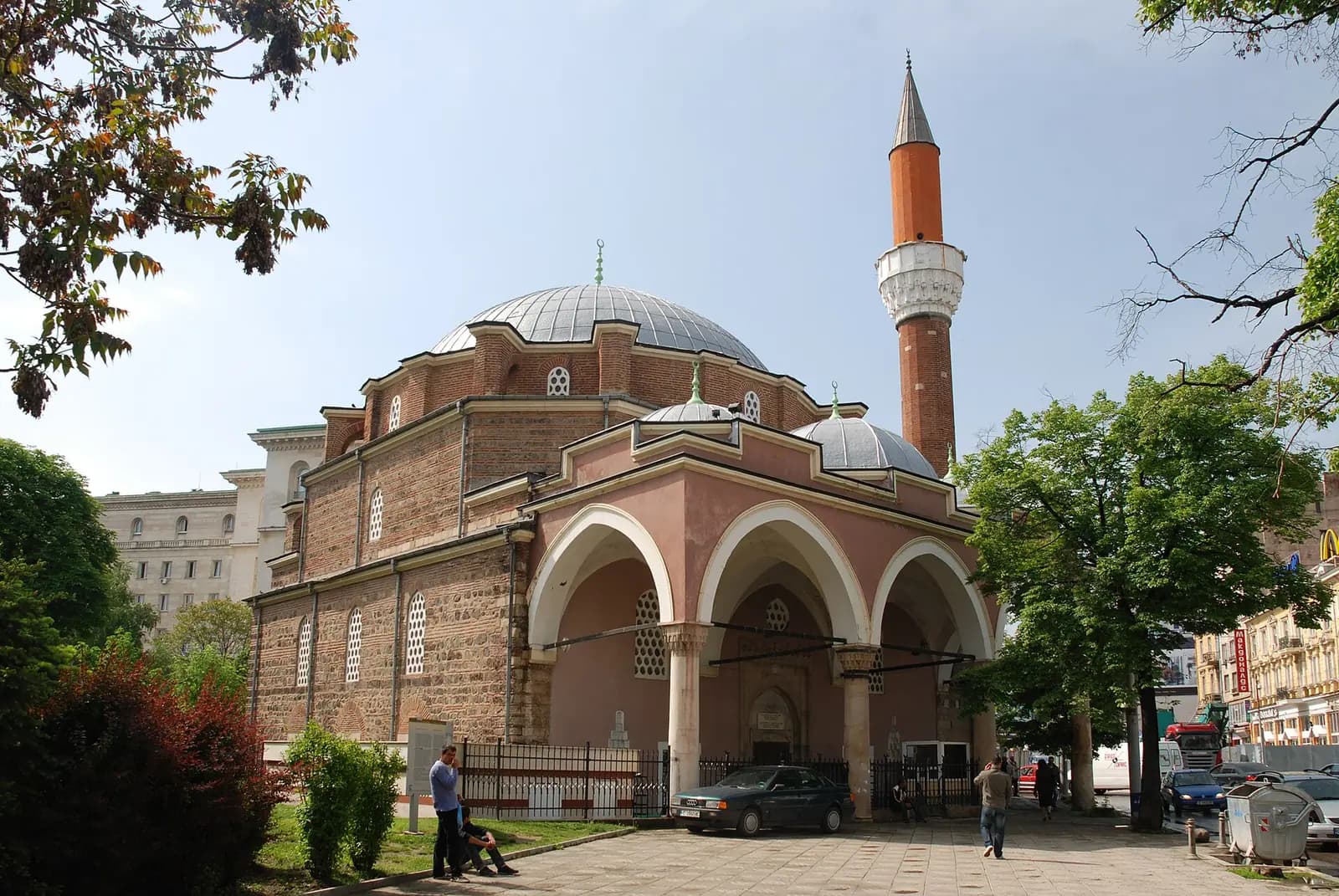 Banyabaşı Camii'nin kubbeleri, revaklı son cemaat yeri ve tuğla minaresi