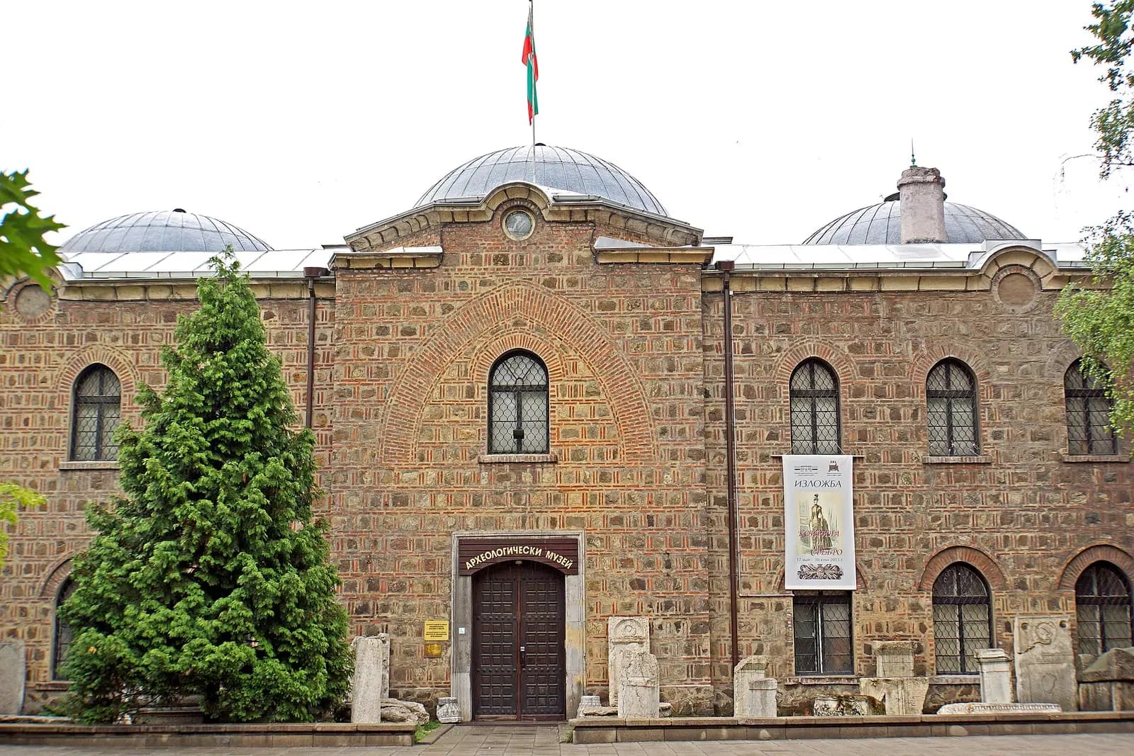 Sofya'daki Büyük Cami binasının kubbeleri ve taş-tuğla cephesi; bugün Ulusal Arkeoloji Müzesi