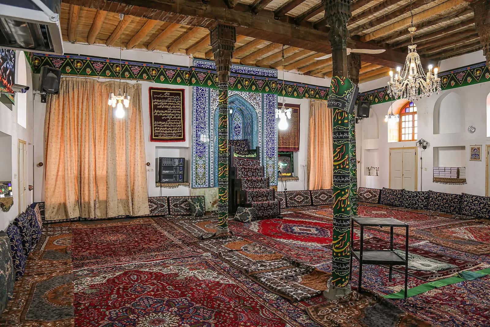Tebriz'deki Gök Mescid'in tuğla ve çini kaplı cephesi.