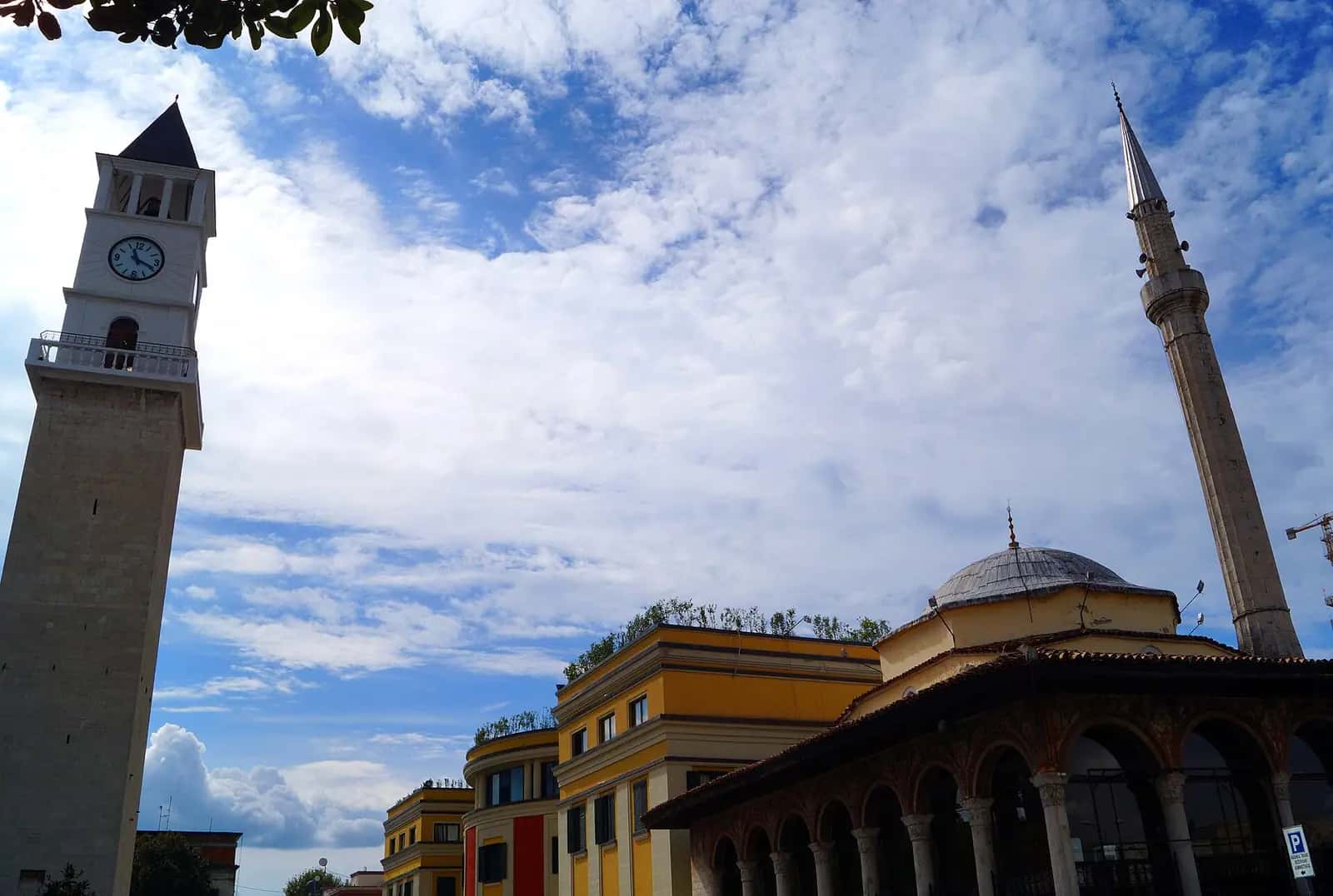 Et'hem Bey Camii'nin revaklı cephesi, kubbesi ve minaresi ile yanındaki saat kulesi
