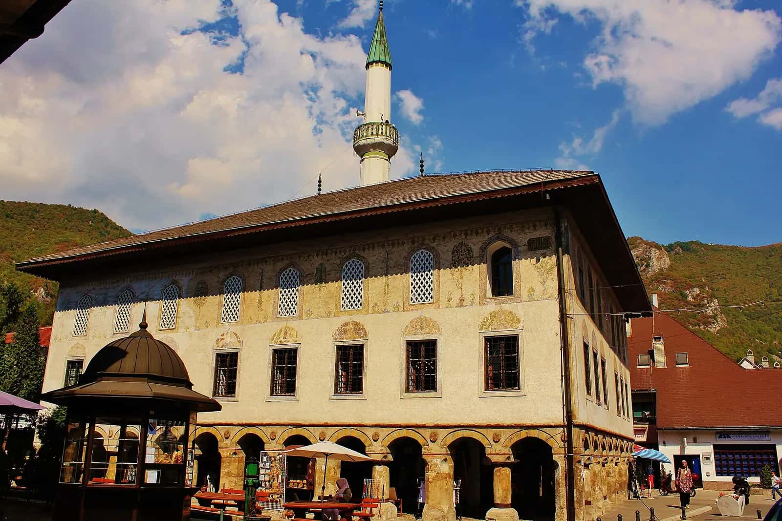 Travnik'teki Alaca Cami'nin süslü cephesi, minaresi ve önündeki şadırvan