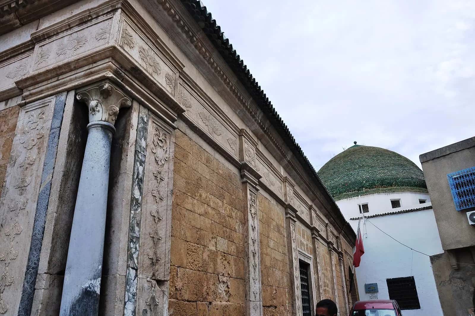 Türbetü'l-Bey'in çini kaplı, kubbeli türbe salonu