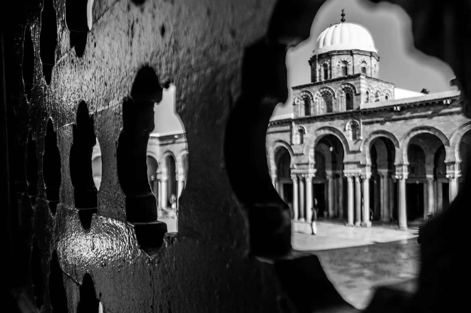 Tunus'taki Zeytûne Camii'nin kare gövdeli minaresi ve avlusu