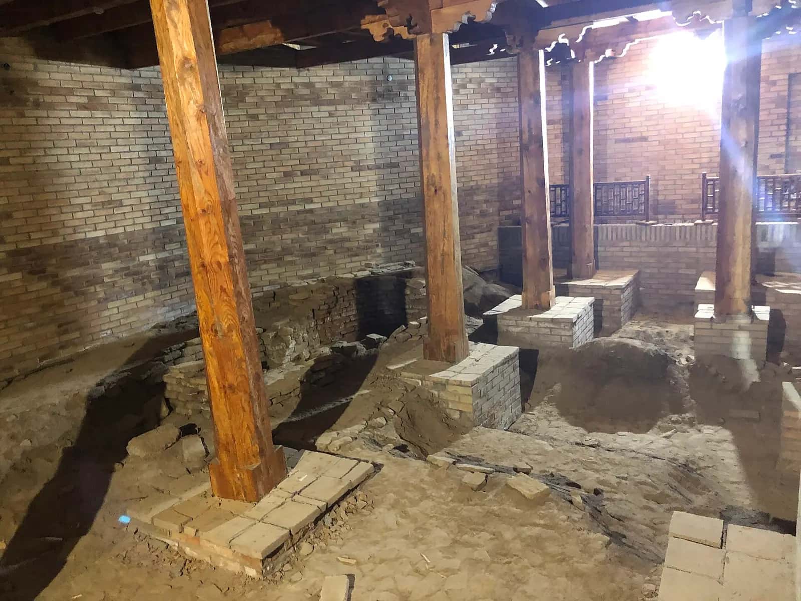 Hilvet'in yer altındaki bölümünde ahşap direkler ve kazıyla açığa çıkarılmış duvarlar