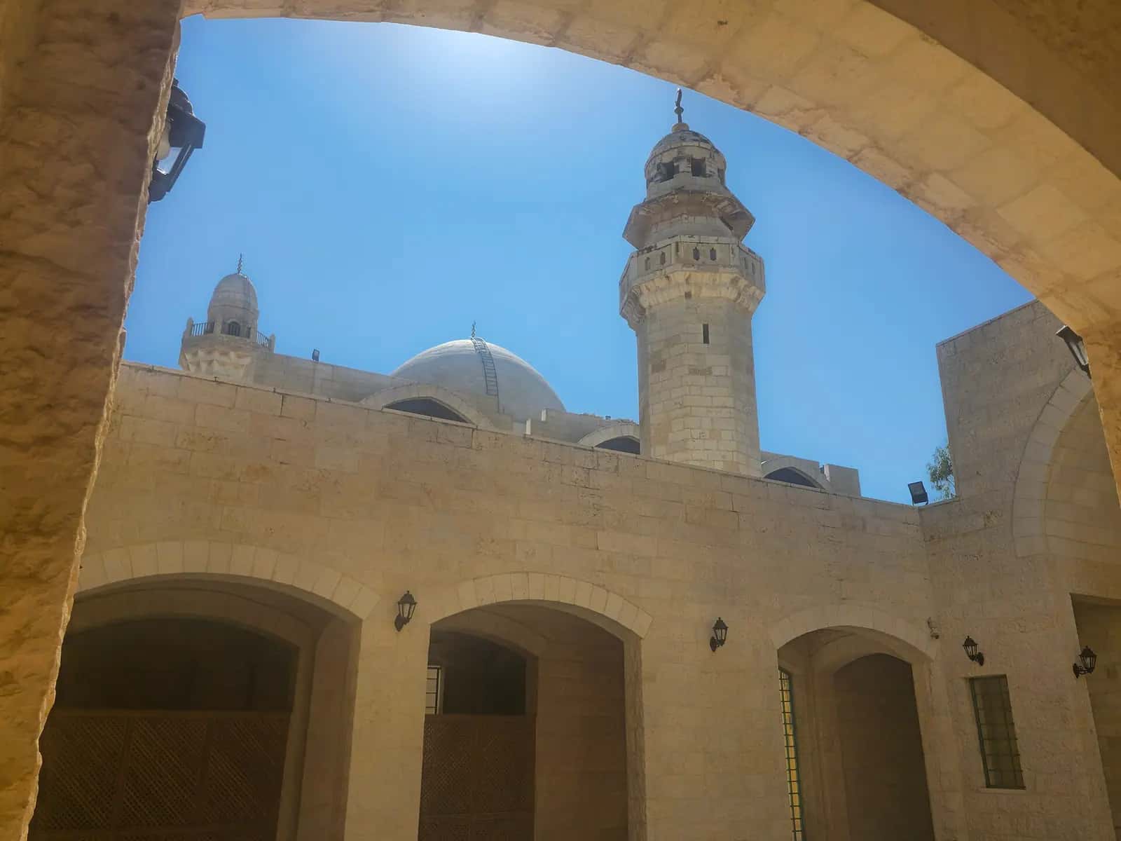 Ebû Ubeyde b. Cerrâh Türbesi'nin kemerli avlusu, minaresi ve kubbesi