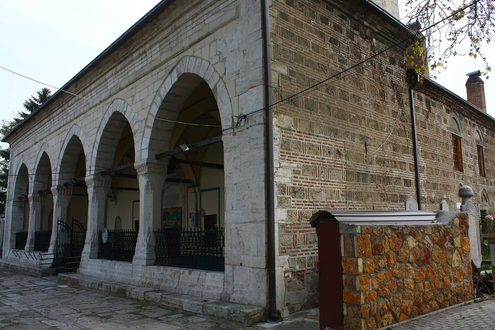 İsa Bey Camii'nin kemerli son cemaat yeri ve taş-tuğla duvarları