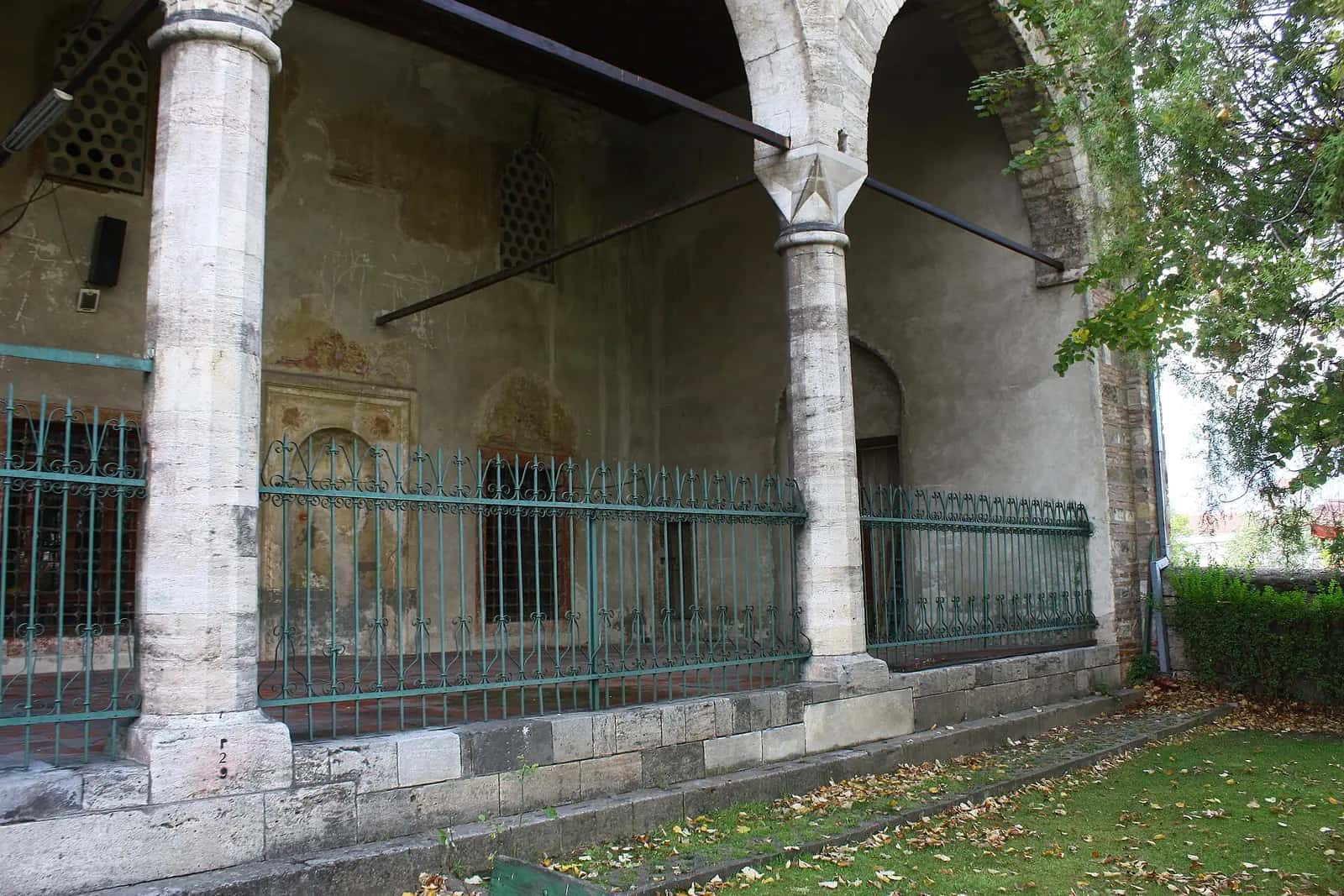Sultan Murad Camii'nin taş sütunlu son cemaat yeri ve demir parmaklıklı revakları